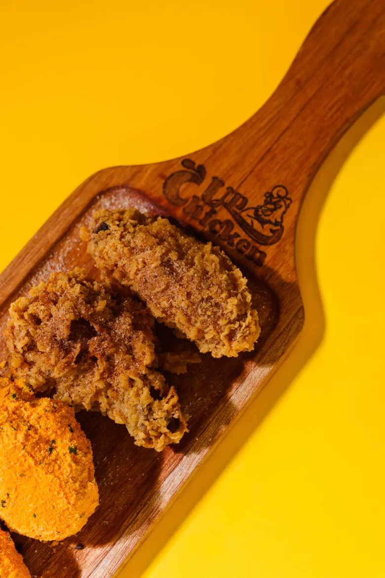 Combo 10 trozos mixtos de pollo coreano en tabla Up Chicken