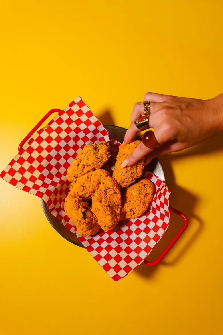 Pollo deshuesado coreano en cesto