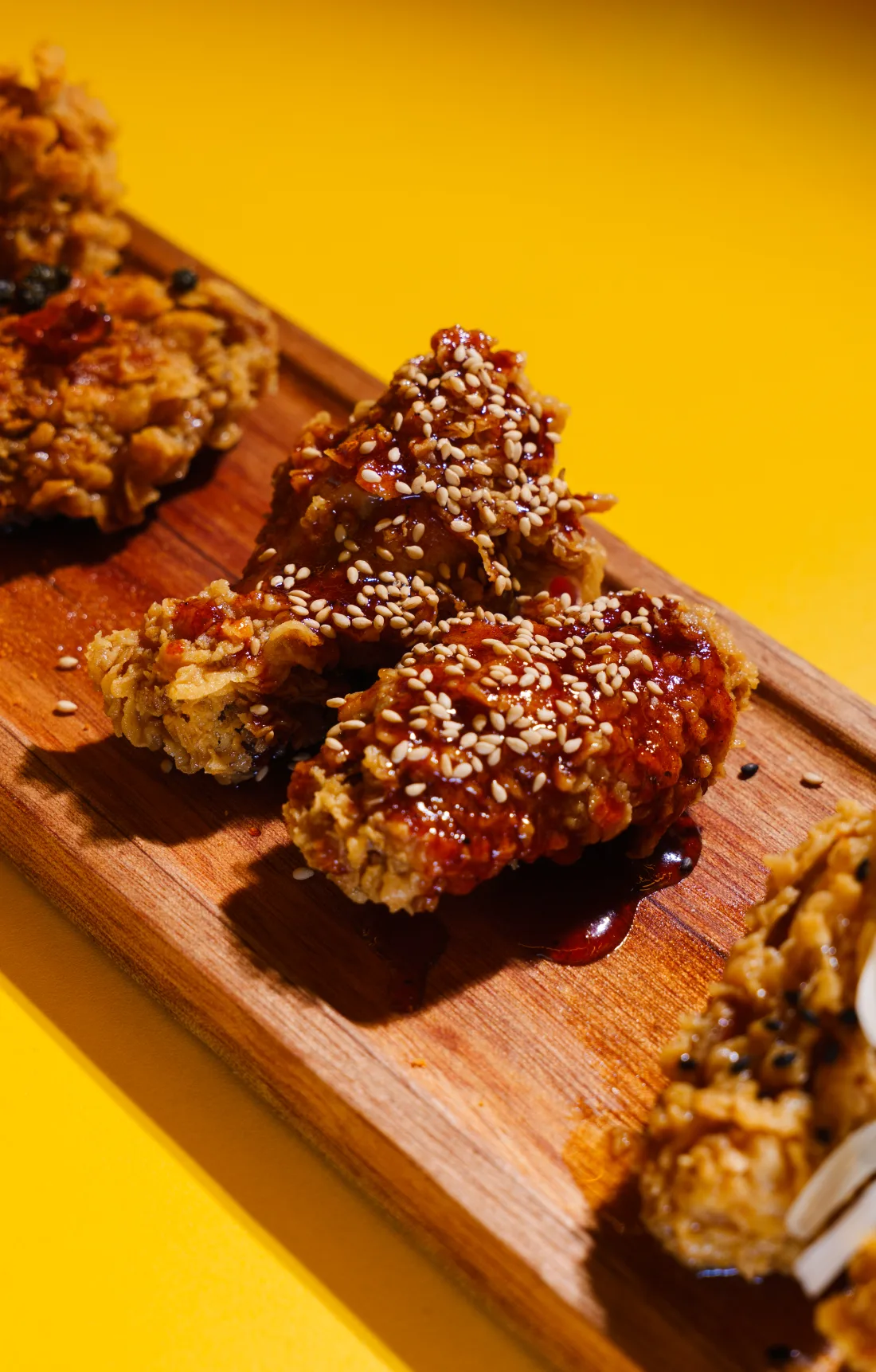 Alitas de pollo coreano crujientes con salsa y sésamo de Up Chicken