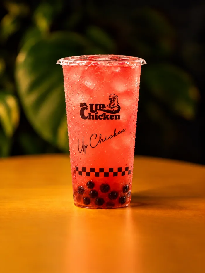 Fresa y melocotón con perlas de boba