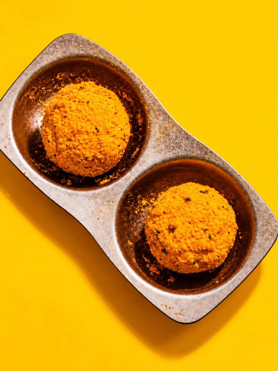 Dos cheese balls rebozadas en queso en polvo